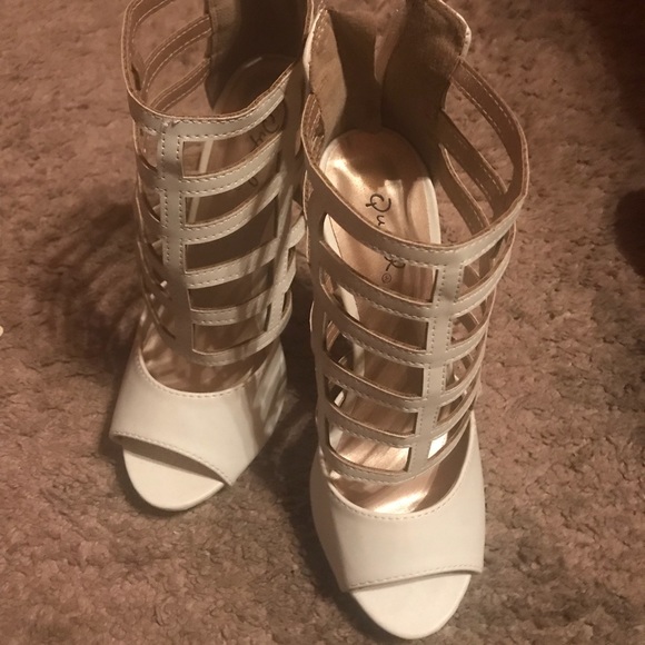 White caged high heels - Picture 2 of 3